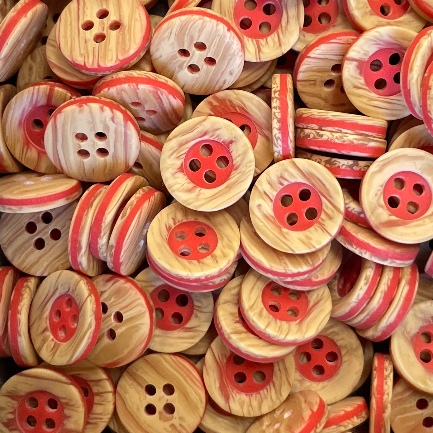 Plastmasas poga koka imitācija ar sarkanu 12mm Plastmasas poga koka imitācija ar sarkanu 12mm