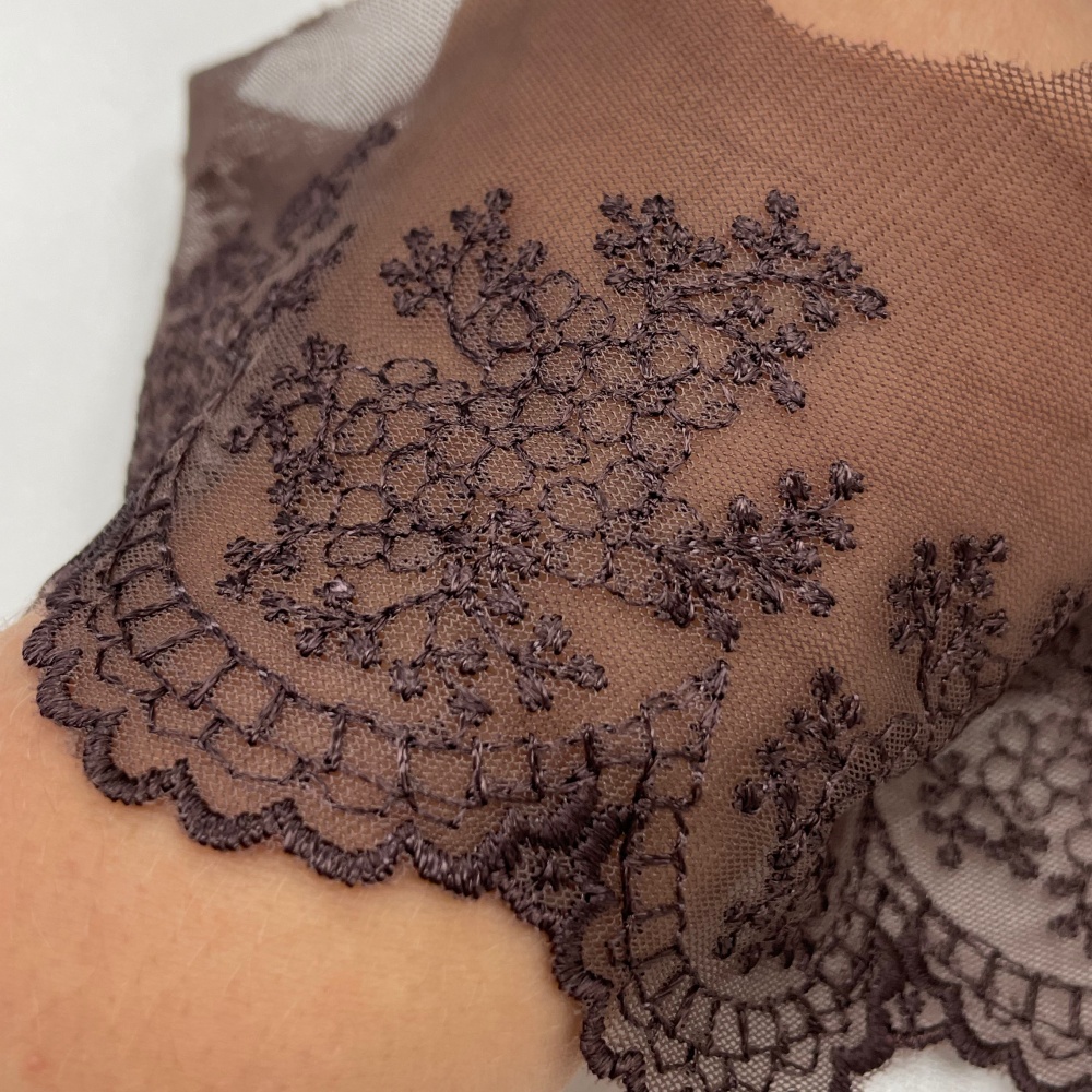 Šokolādes brūna dekoratīvā mežģīne 8cm platumā 100gr/m² Šokolādes brūna dekoratīvā mežģīne 8cm platumā 100gr/m²