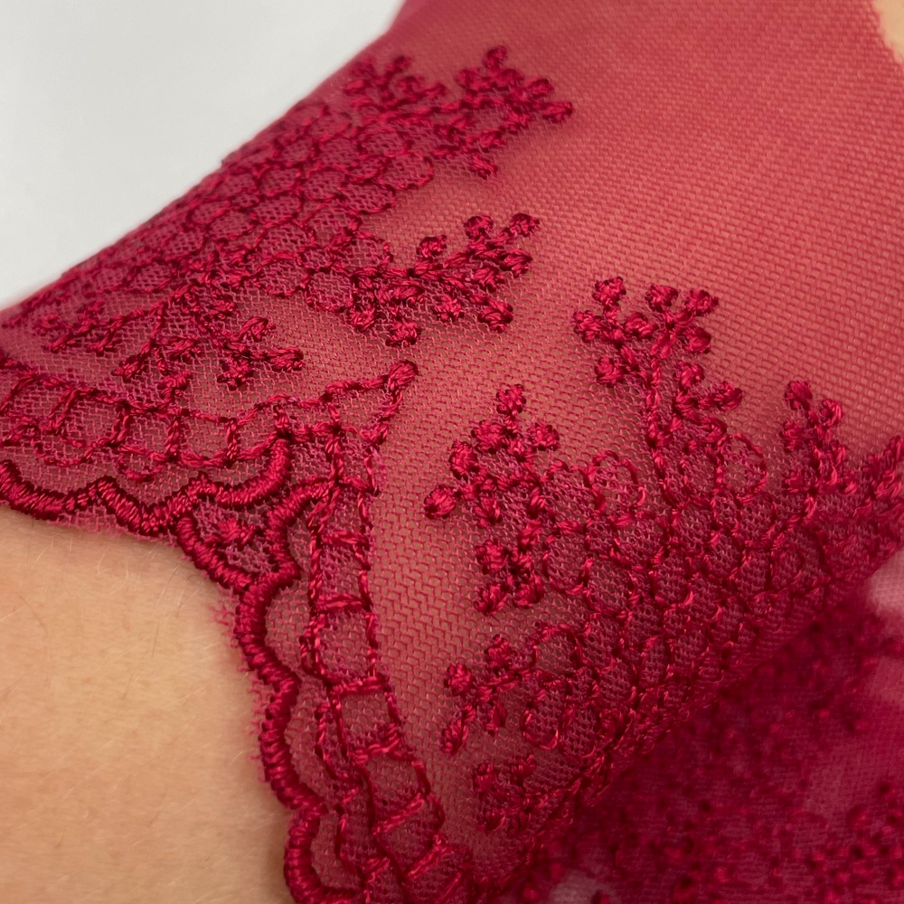 Maiga burgunijas dekoratīvā mežģīne 8cm platumā 100gr/m² Maiga burgunijas dekoratīvā mežģīne 8cm platumā 100gr/m²