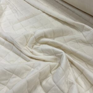 Stepēts trikotāžas audums ar elastānu Silti balts 300gr/m² Stepēts trikotāžas audums ar elastānu Silti balts 300gr/m²